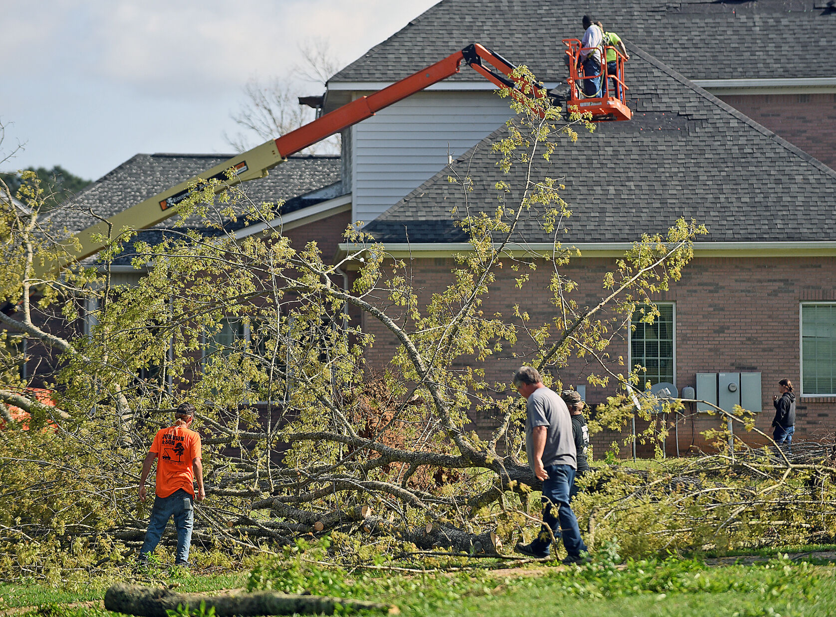 Possible tornado leaves mark on Dothan neighborhood